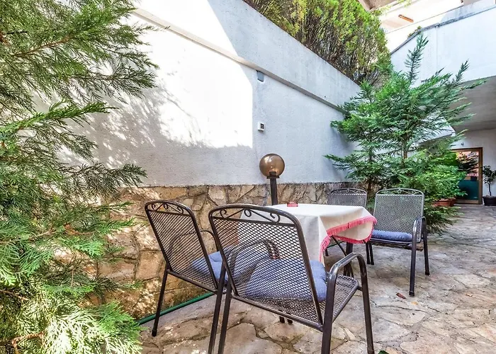 Guest house And Rupa